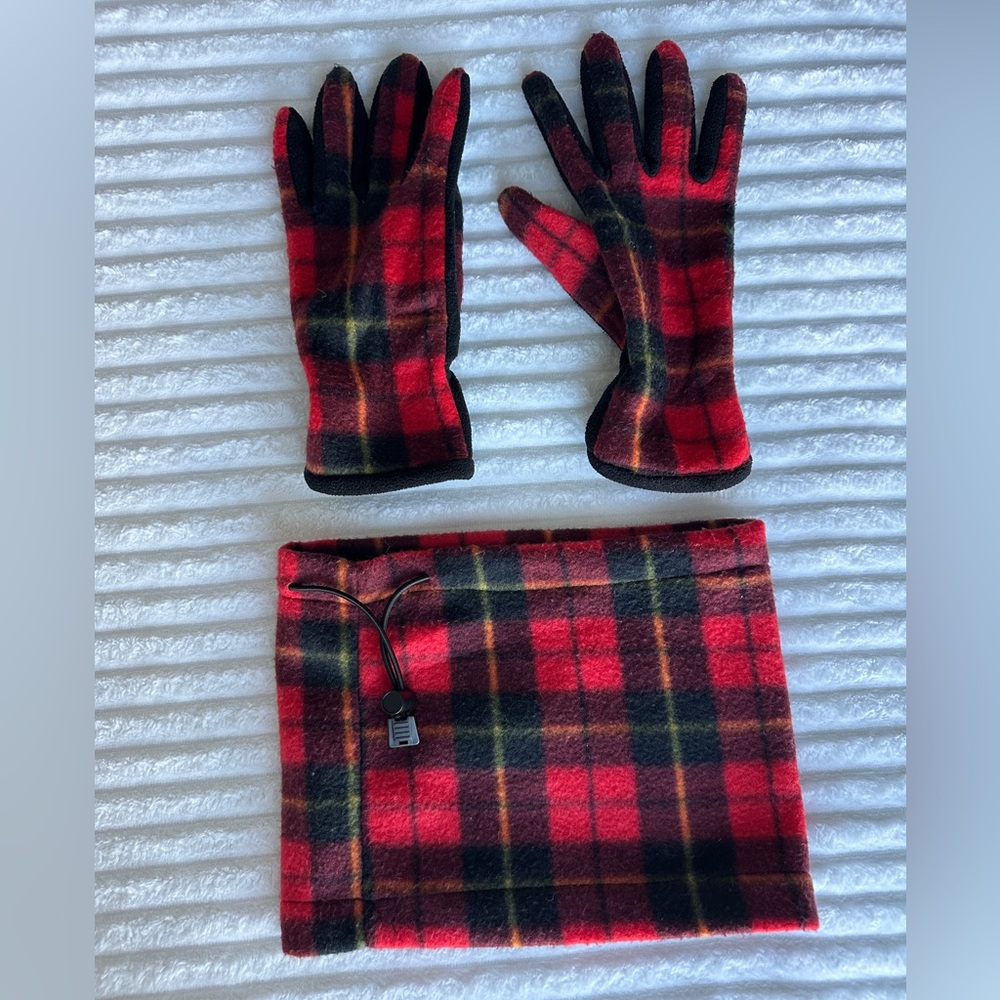 Plaid Red and Black Women's Gloves & Neck Warmer Set